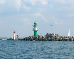 warnemünder Leuchtturm vom Meer aus